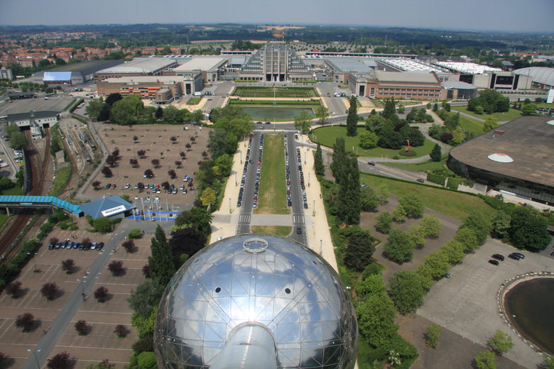The palais du Heysel in the back and the ADAM Museum on the right seen from Atomium